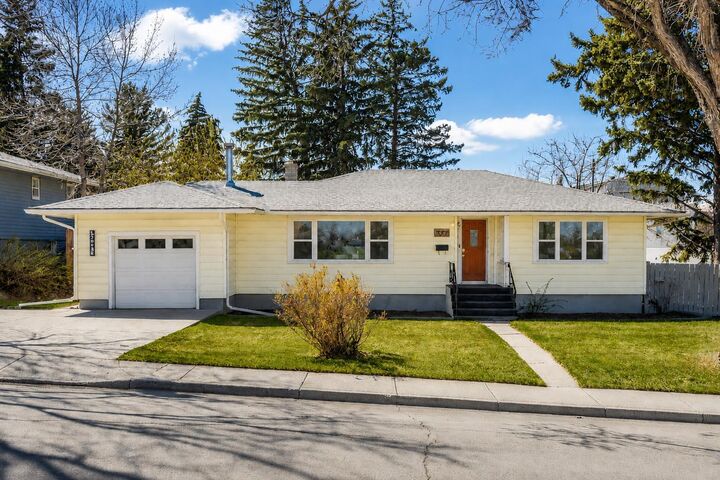 Property Photo:  3003 25 Street SW  AB T3E 1Y2 