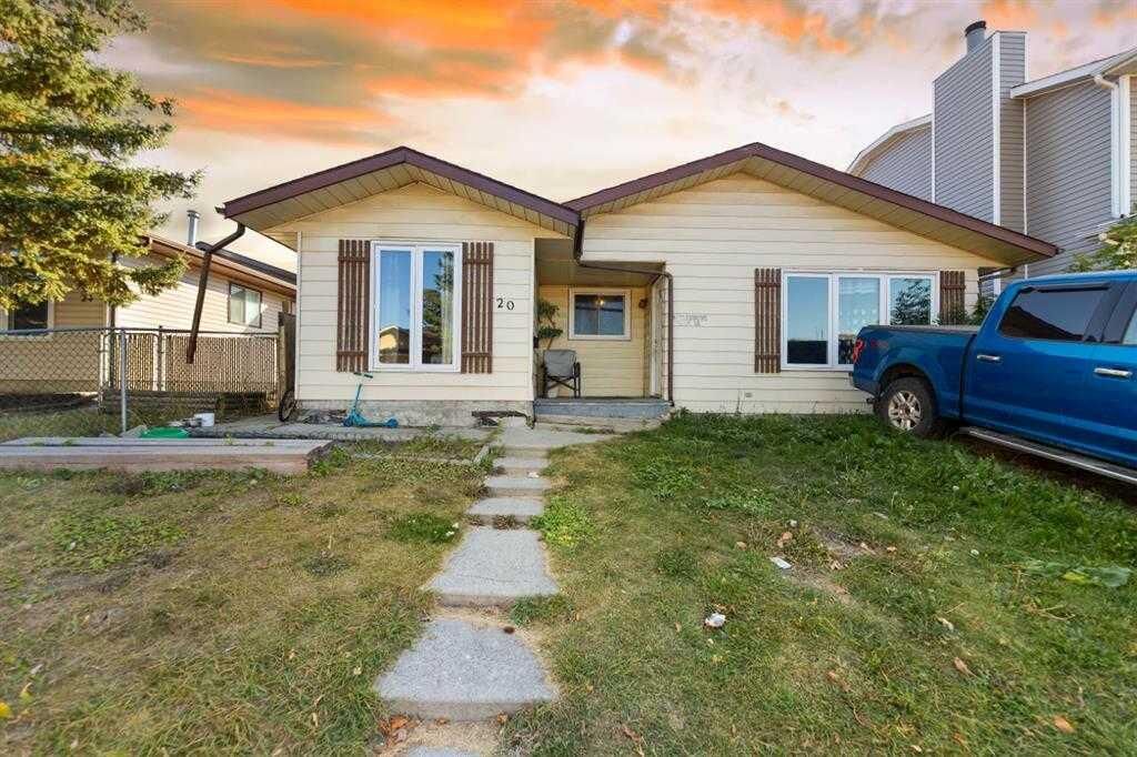Property Photo:  20 Castlegrove Way NE  AB T3J 1T7 