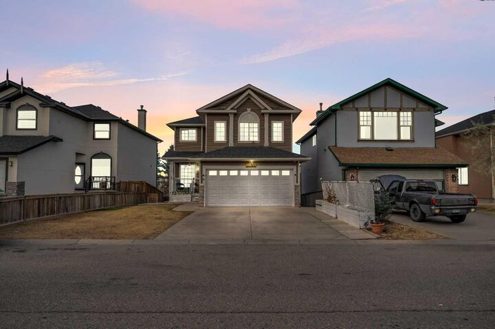 Property Photo:  300 Taracove Estate Drive NE  AB T3J 4R5 