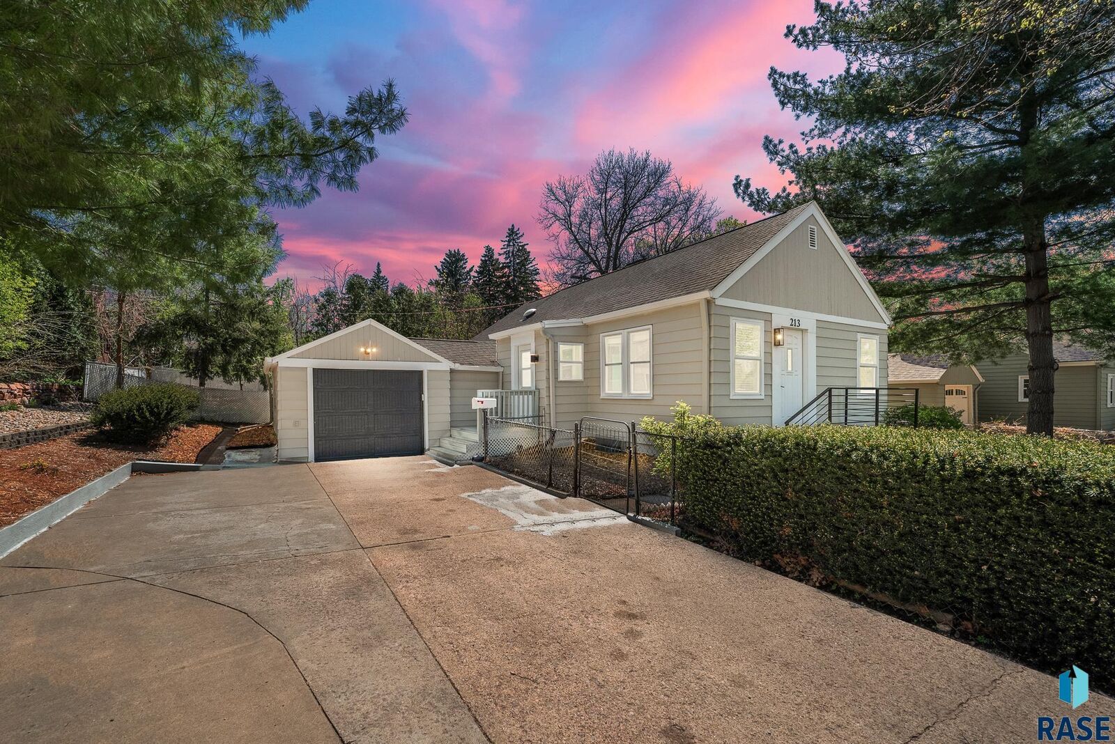 Property Photo:  213 E 32nd St  SD 57105 