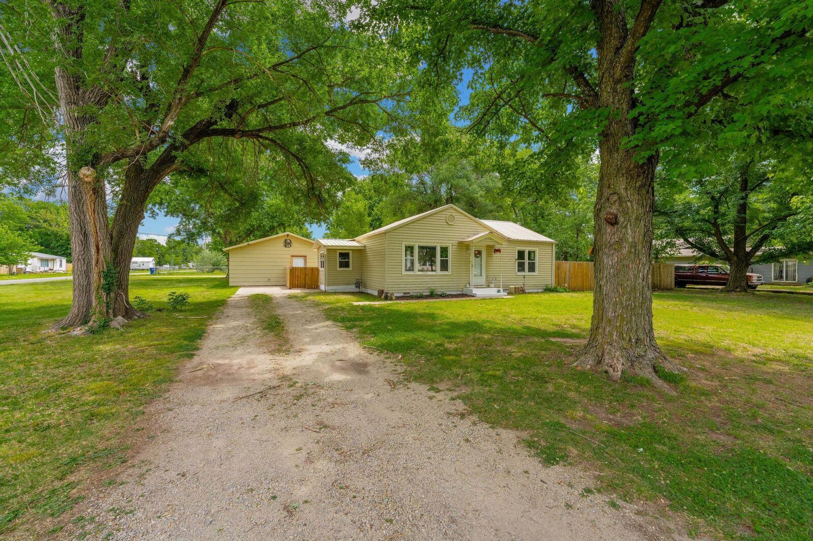 Property Photo:  320 N Poplar  KS 67039 