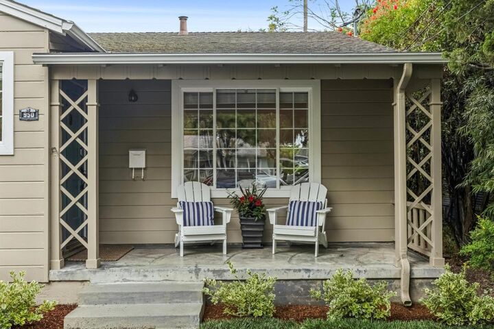 Property Photo:  950 Iris Street  CA 94061 