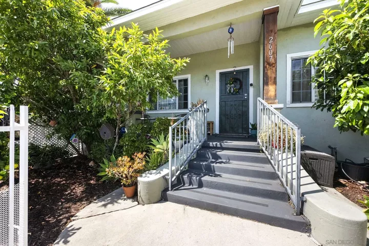 Property Photo:  2607 Darwin  CA 90031 