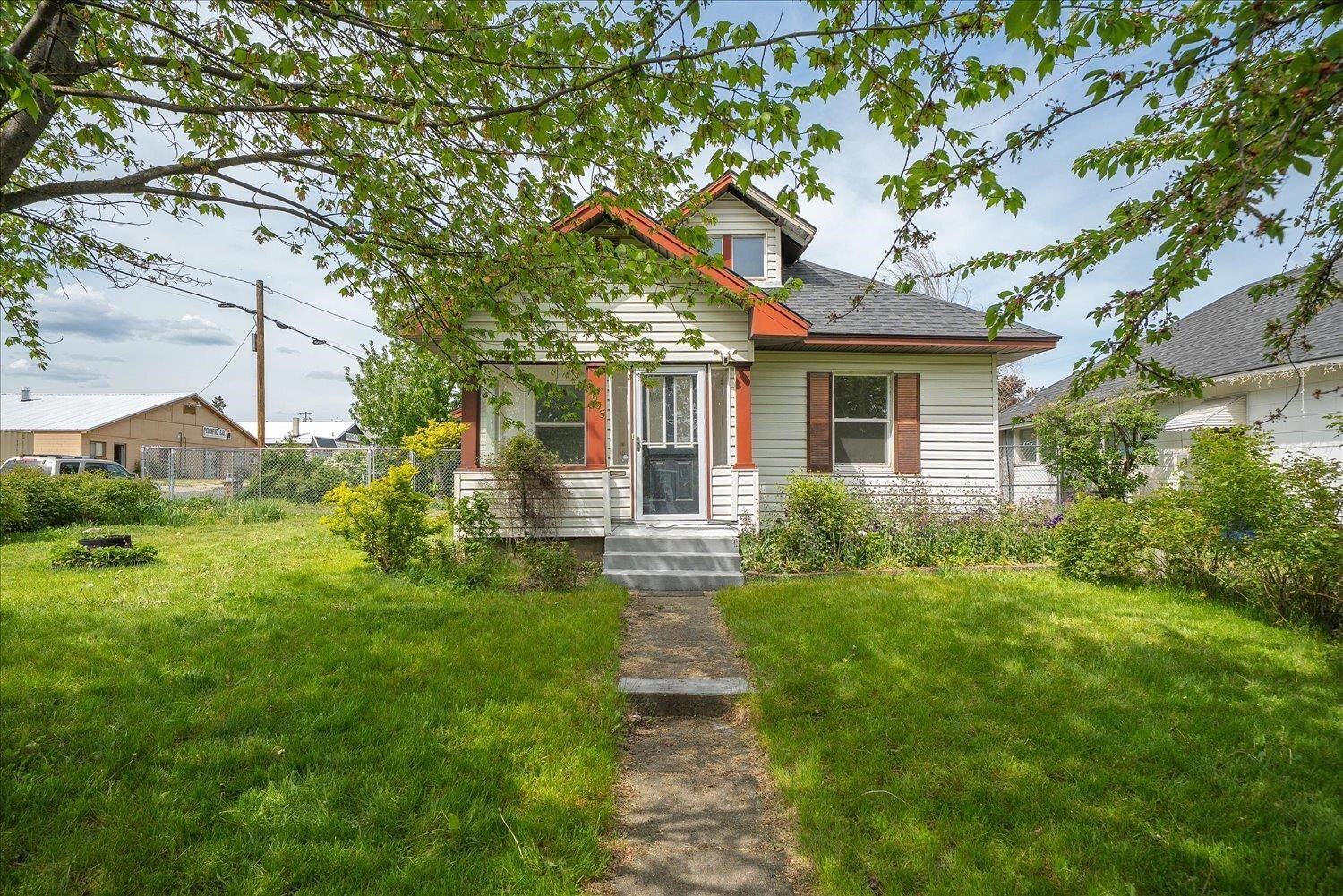 Property Photo: 2003 E Grace Ave WA 99207