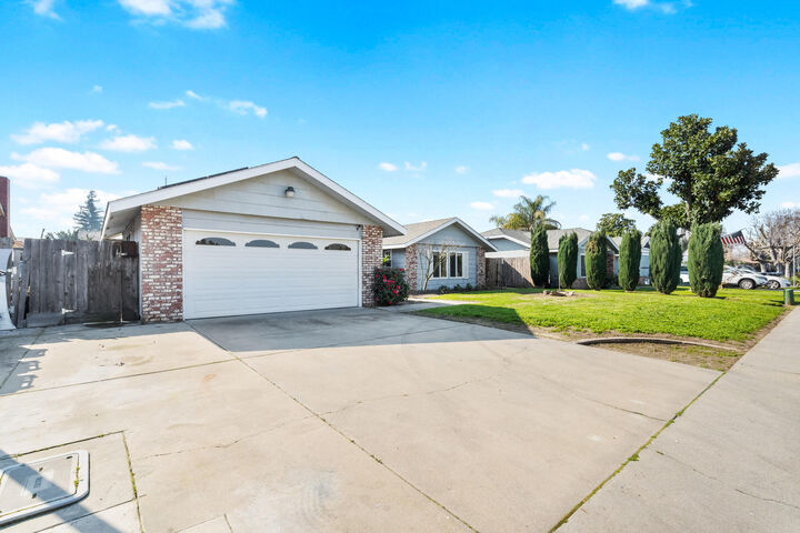Property Photo:  3217 W Whitendale Avenue  CA 93277 