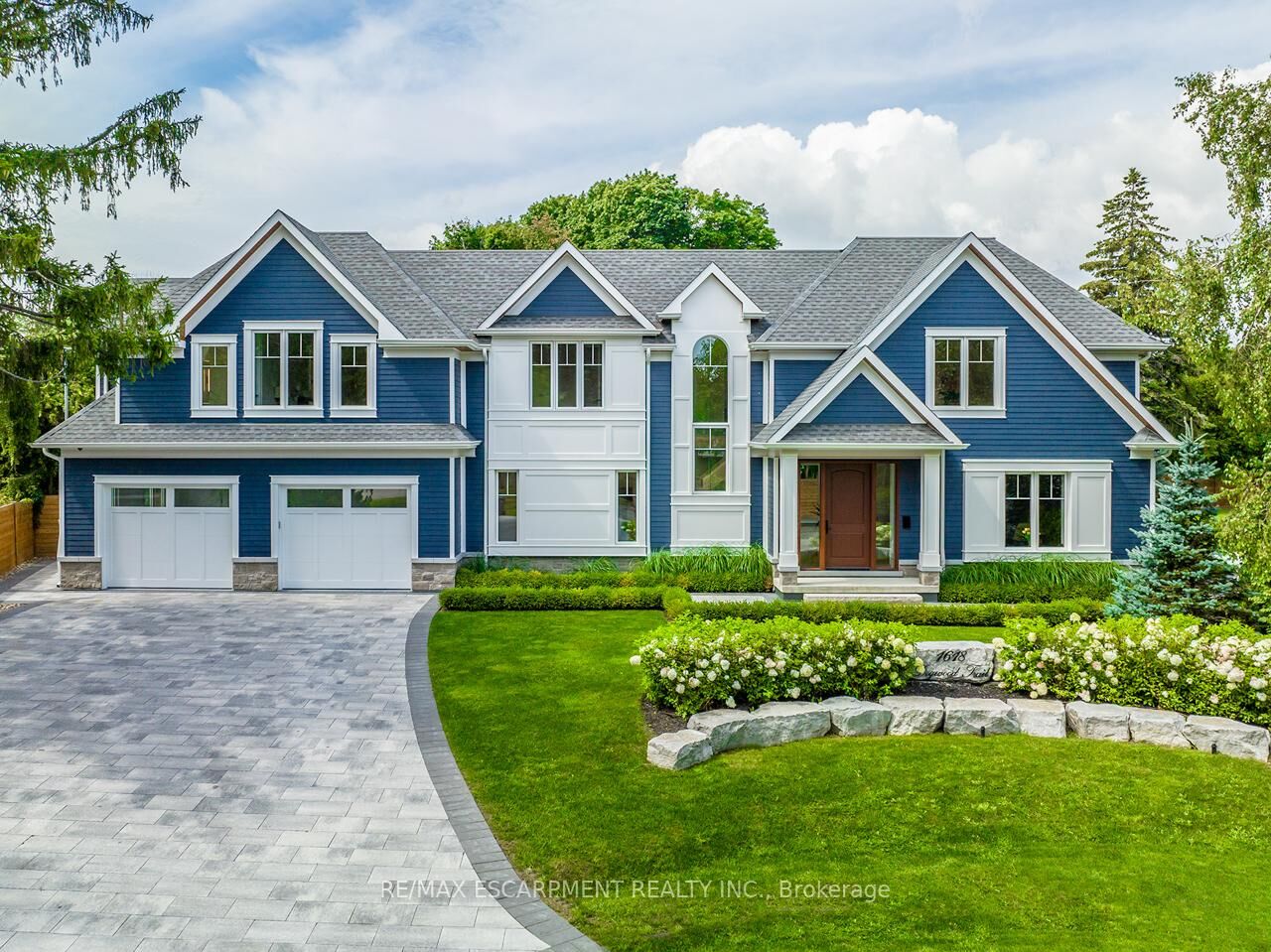 Property Photo: 1618 Dogwood Trail ON L5G 3A5