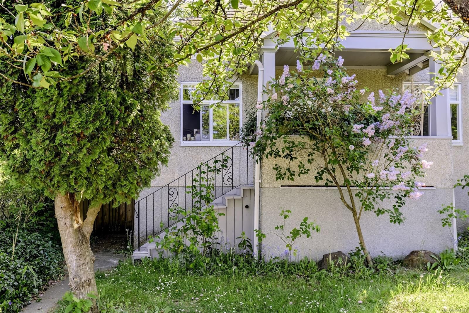 Property Photo:  633 Prideaux St  BC V9R 2N9 