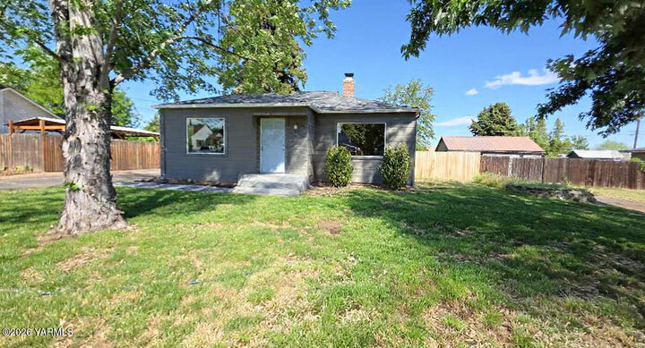 Property Photo:  1105 S 31st Ave  WA 98902 