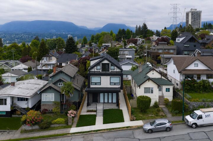 Property Photo:  3645 Dundas Street 1  BC V5K 1S3 