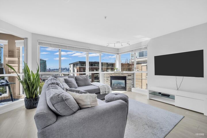 Property Photo:  122 E 3rd Street 401  BC V7L 1E6 
