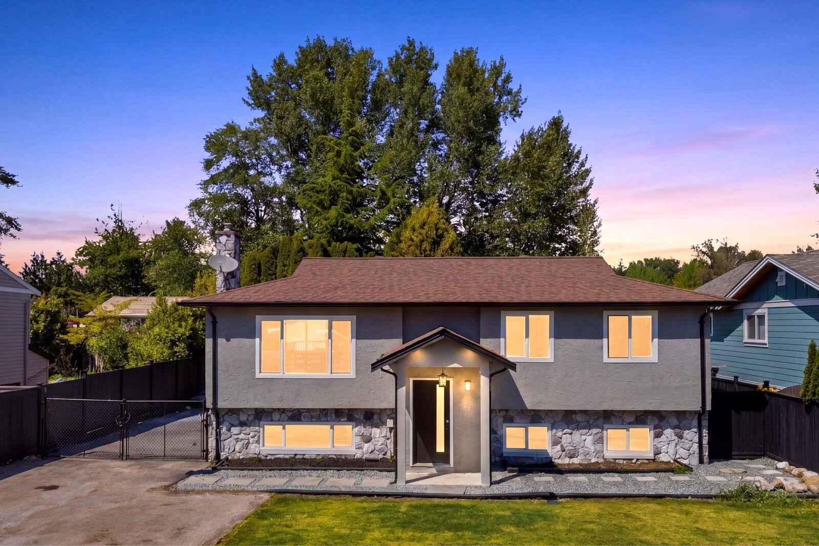 Property Photo:  26689 32A Avenue  BC V4W 3G3 