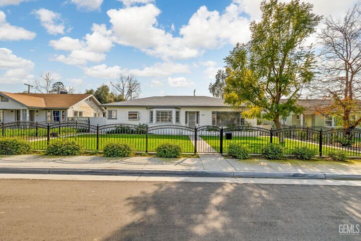 Property Photo:  215 Jefferson Street  CA 93305 
