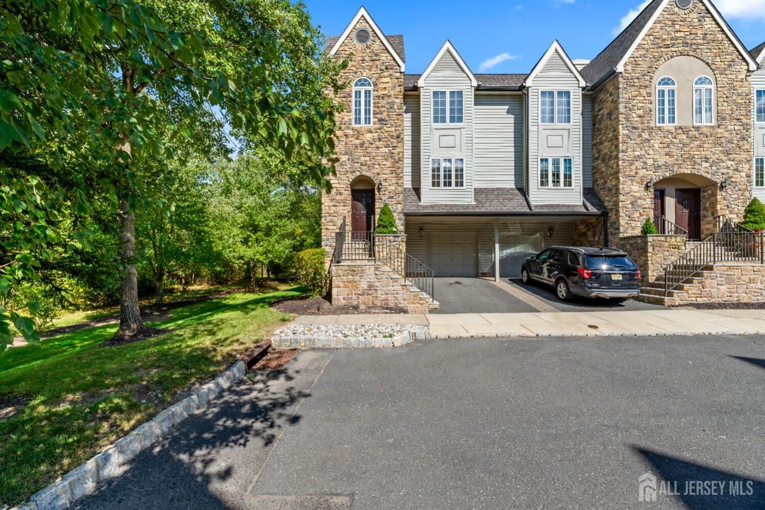 Property Photo:  7 Finch Court  NJ 07922 