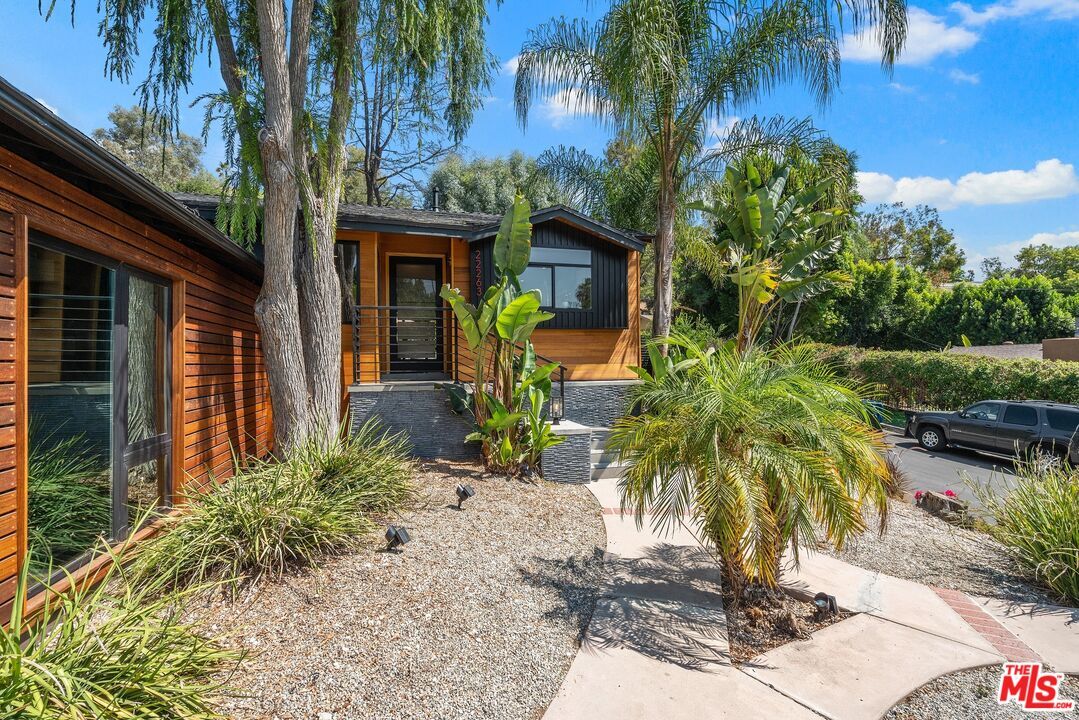 Property Photo:  22263 Buena Ventura St  CA 91364 