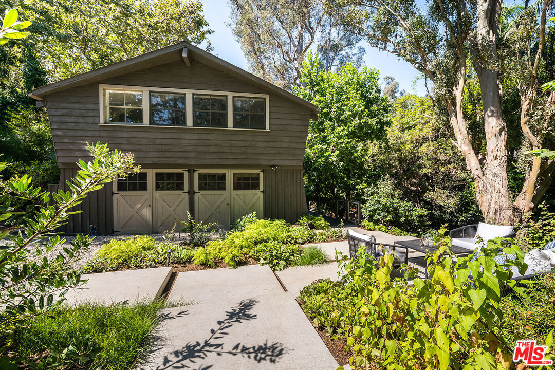 Property Photo:  689 Brooktree Rd  CA 90402 