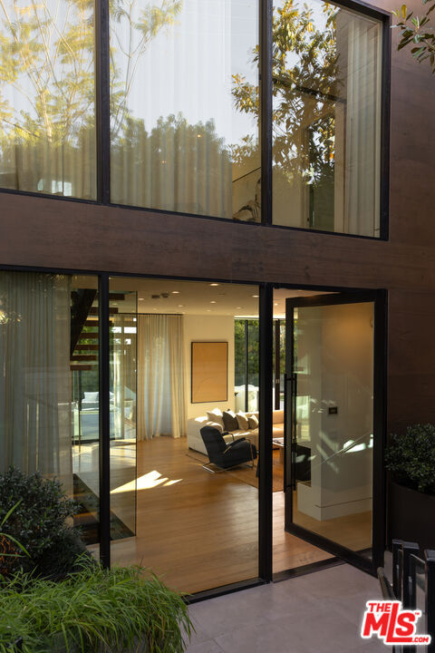 Property Photo:  815 N Tigertail Rd  CA 90049 
