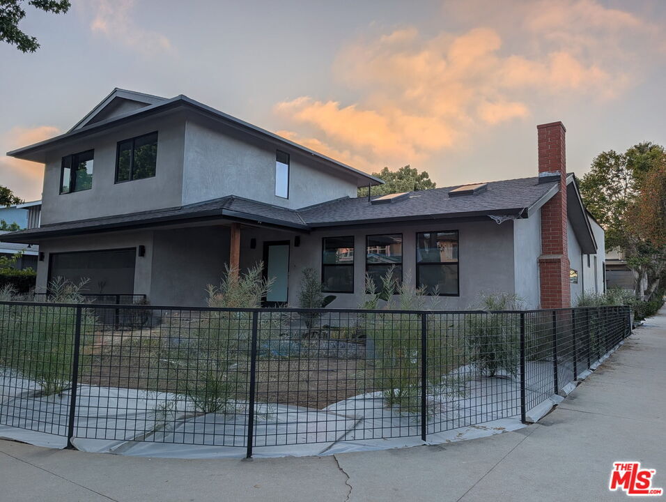 Property Photo:  12525 Allin St  CA 90066 