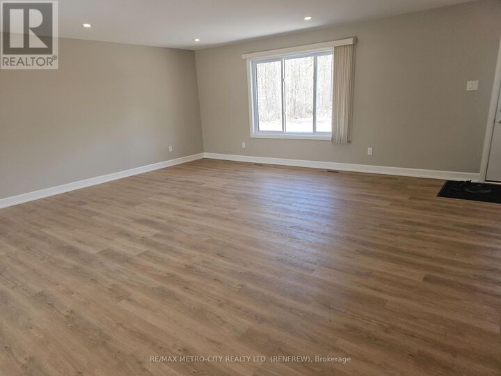 Property Photo:  321A Usborne Street A  ON K7S 1W2 