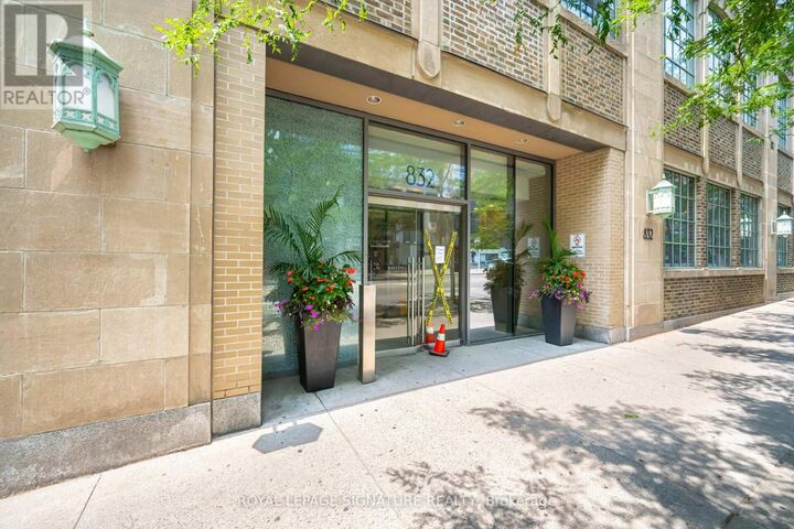 Property Photo:  832 Bay Street 3307  ON M5S 1Z6 