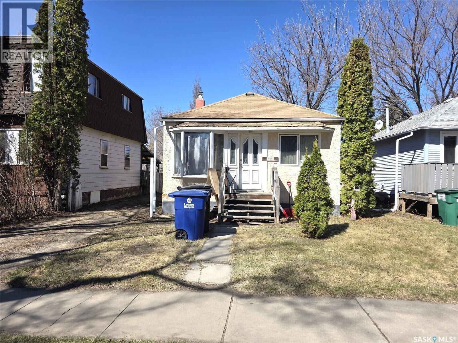Property Photo:  829 I Avenue N  SK S7L 2H2 