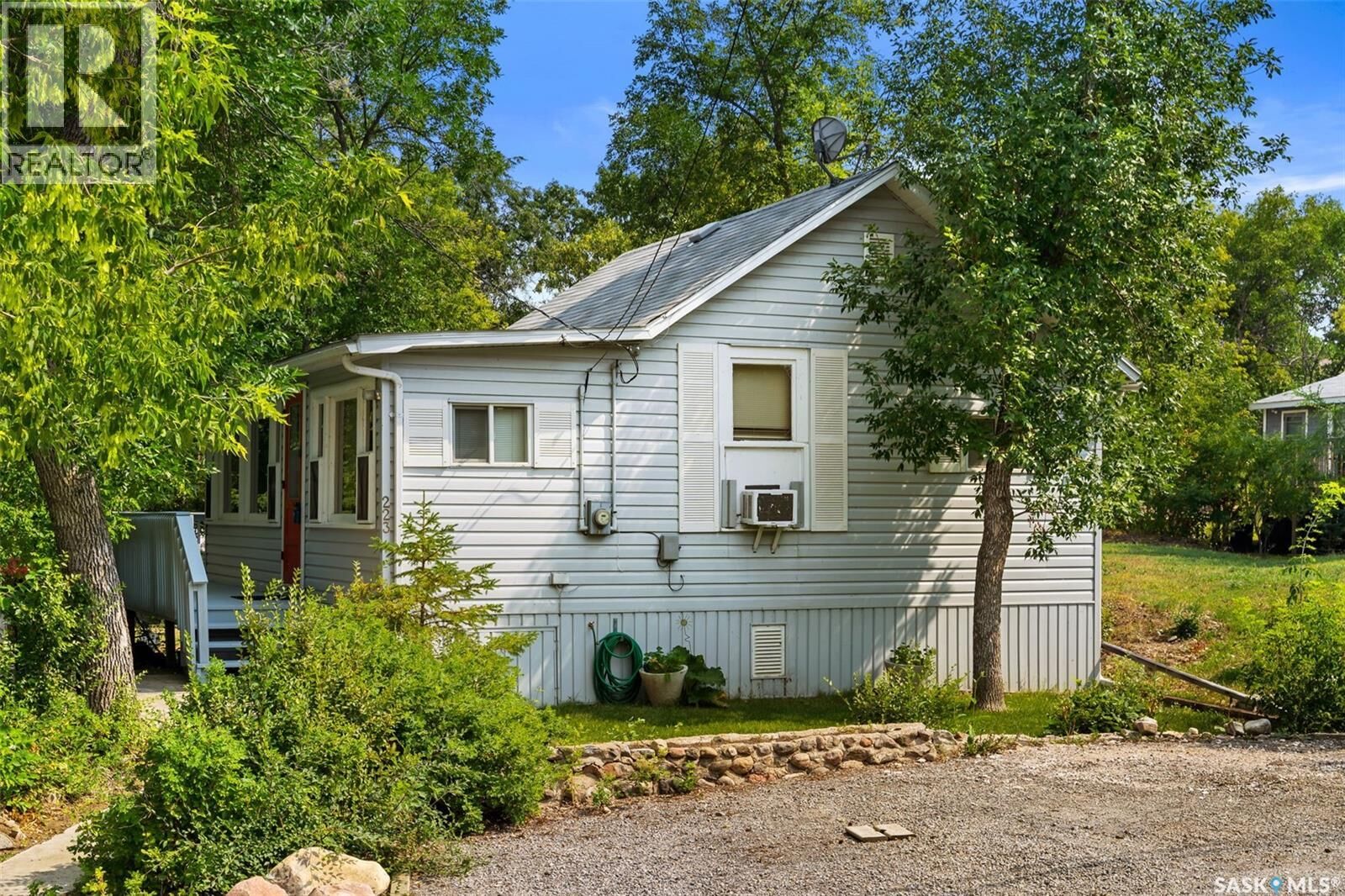 Property Photo:  223 2nd Street E  SK S0G 4C0 