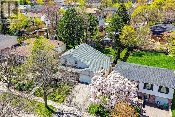 Property Photo:  2231 Buttonbush Crescent  ON L5L 1C4 