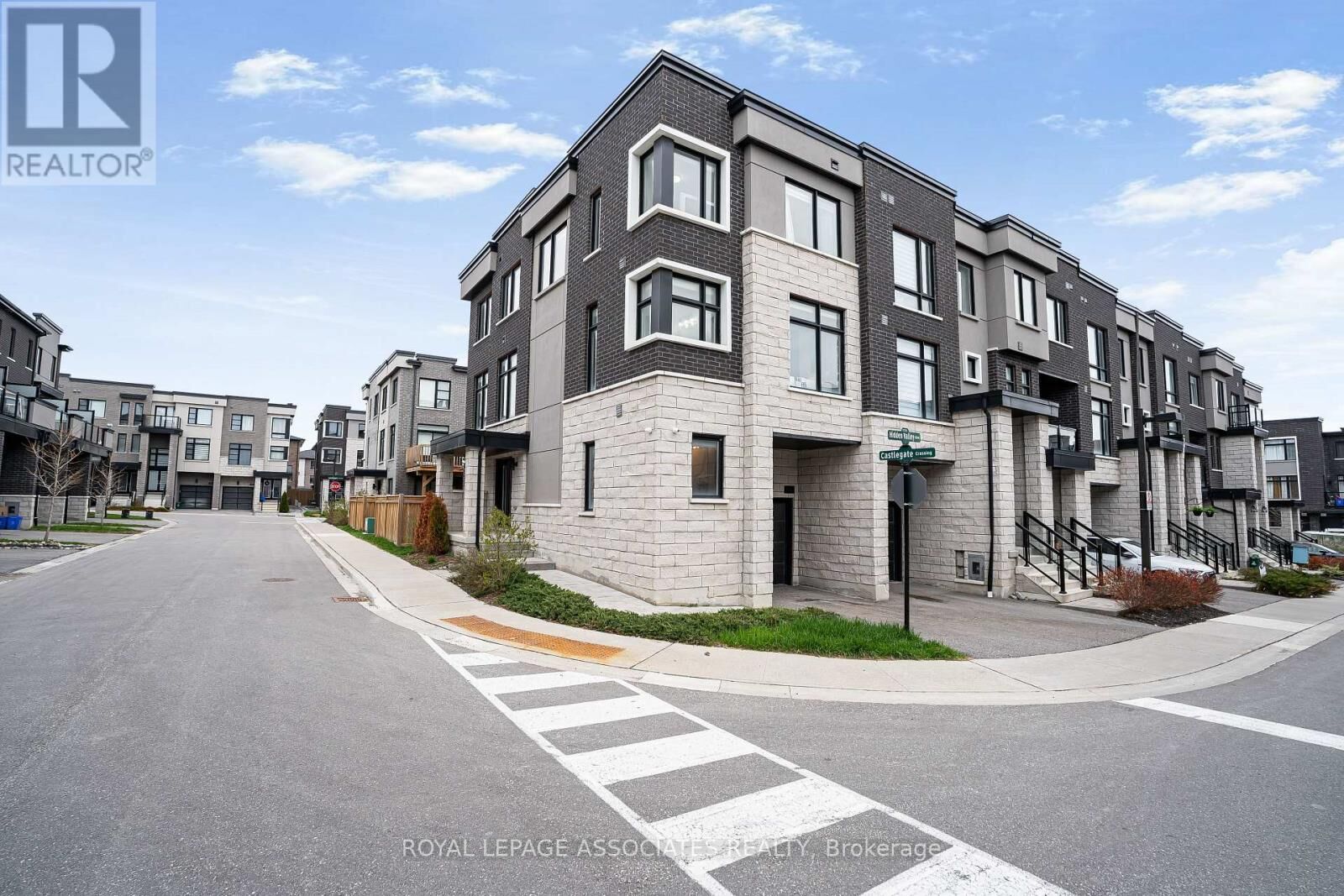 Property Photo:  1662 Hidden Valley Glen  ON L1X 0H7 
