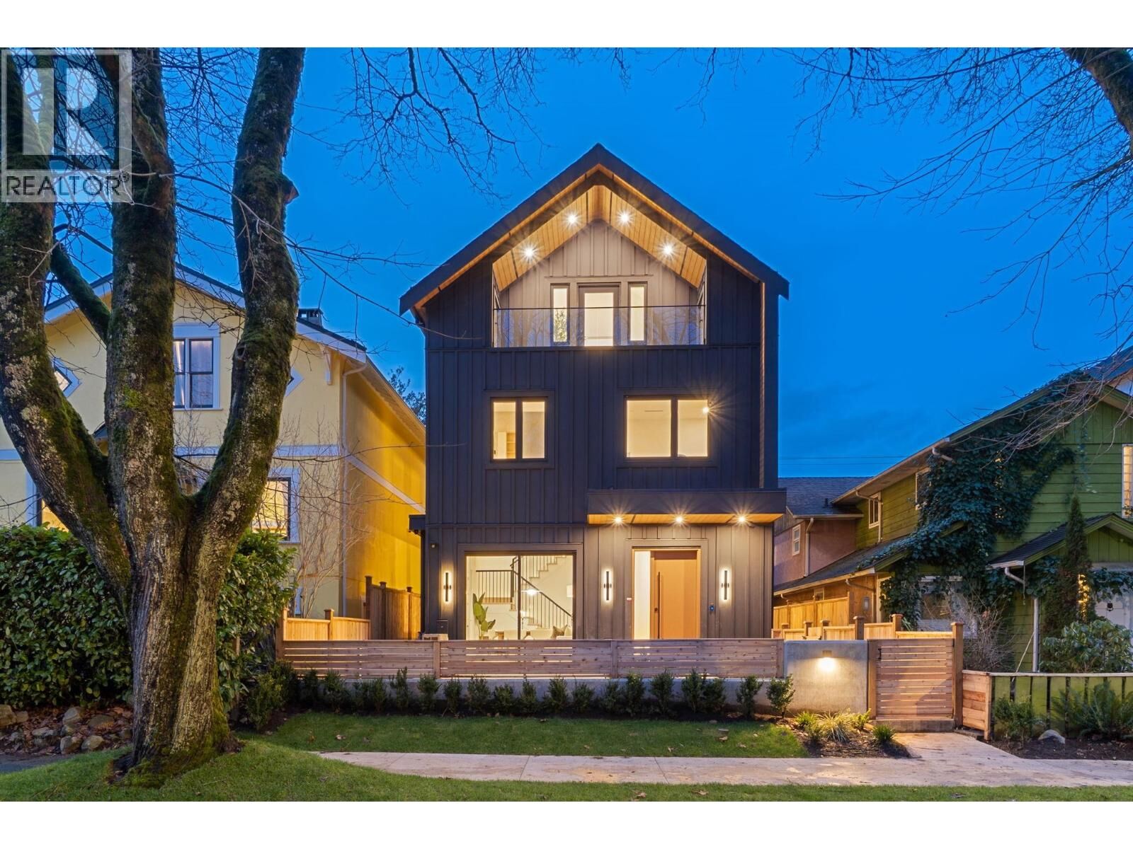 Property Photo:  1945 East 13th Avenue 2  BC V5N 2C3 
