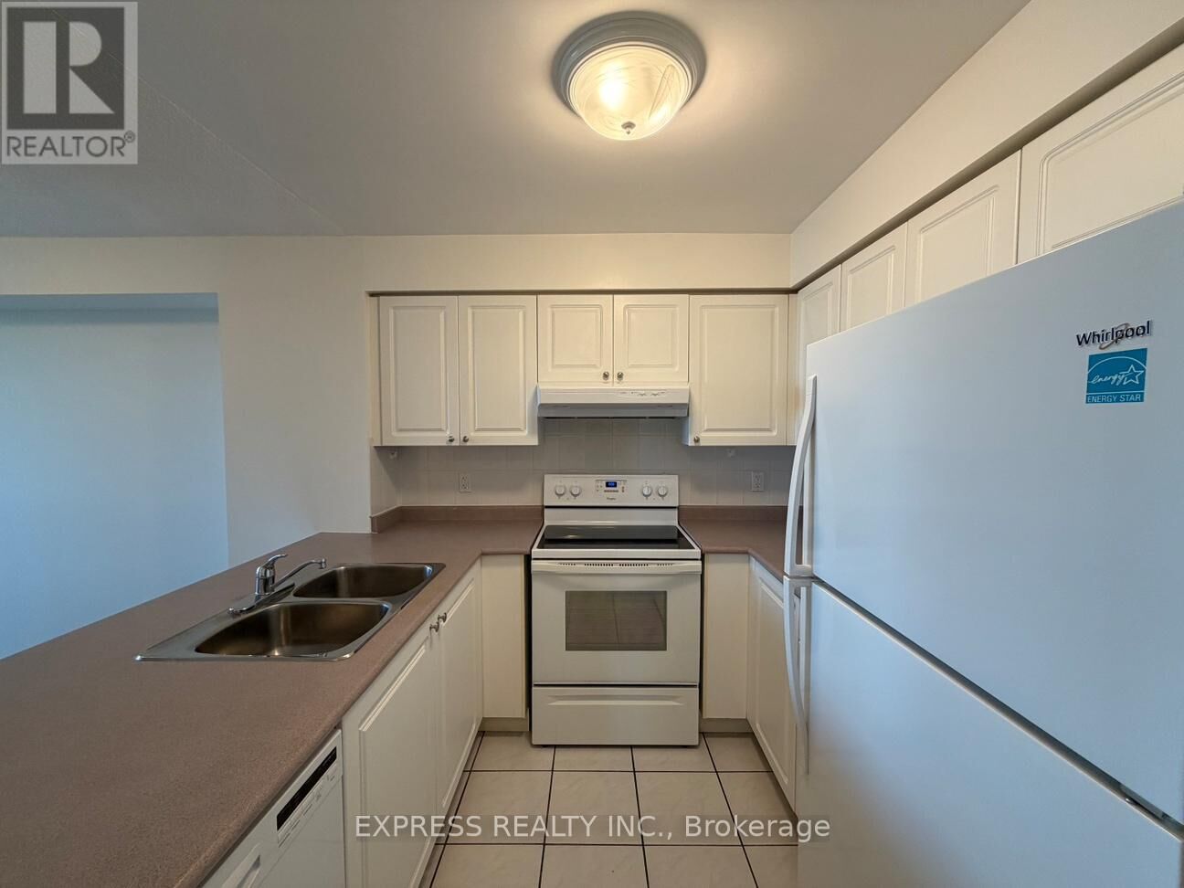 Property Photo:  8 Hillcrest Avenue 1518  ON M2N 6Y6 