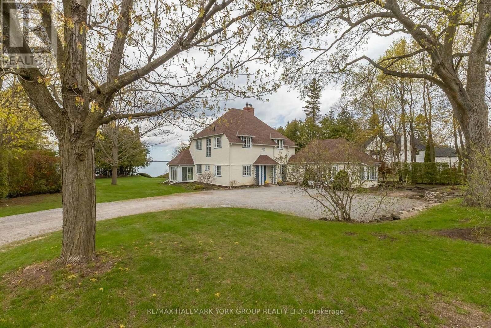 Property Photo:  724 Lake Drive North  ON L4P 3C8 