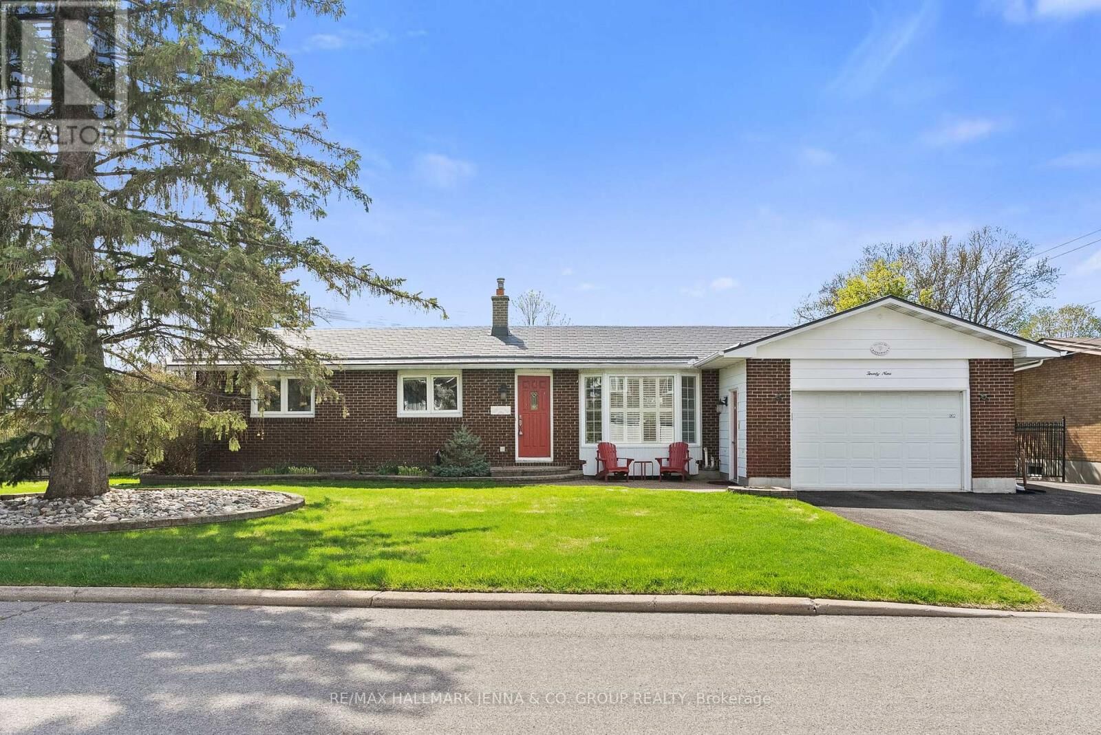 Property Photo:  29 Kingsbury Avenue  ON K2G 3E5 