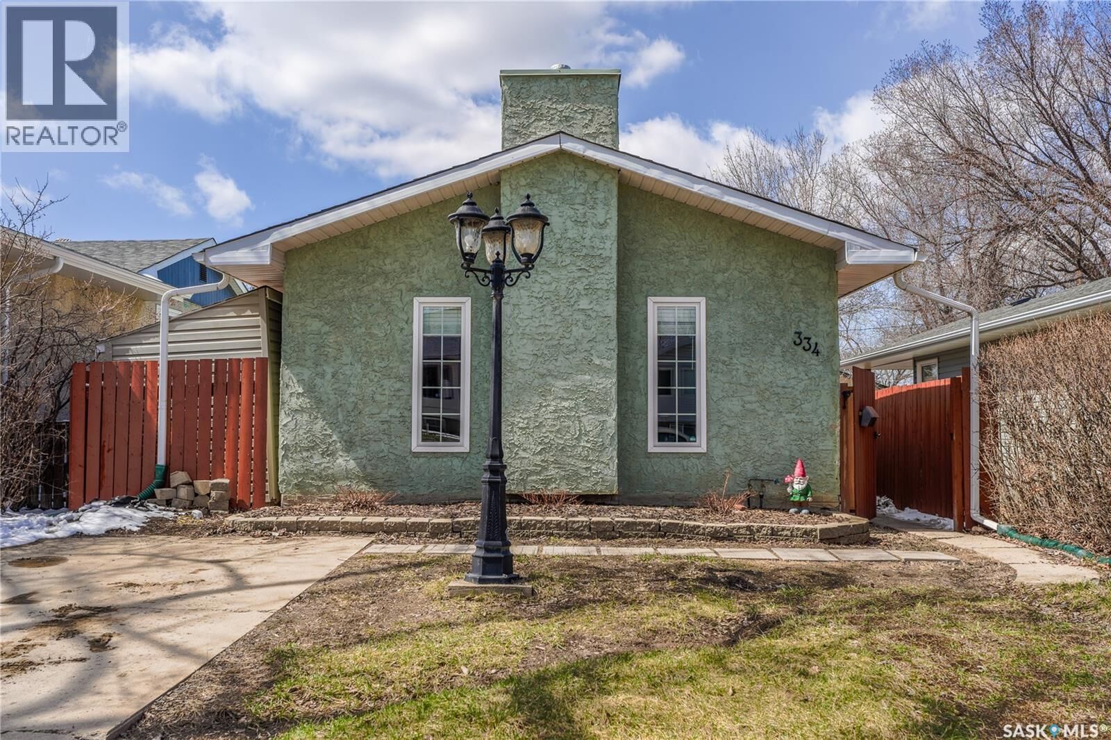 Property Photo:  334 Robinson Street  SK S4R 3R2 