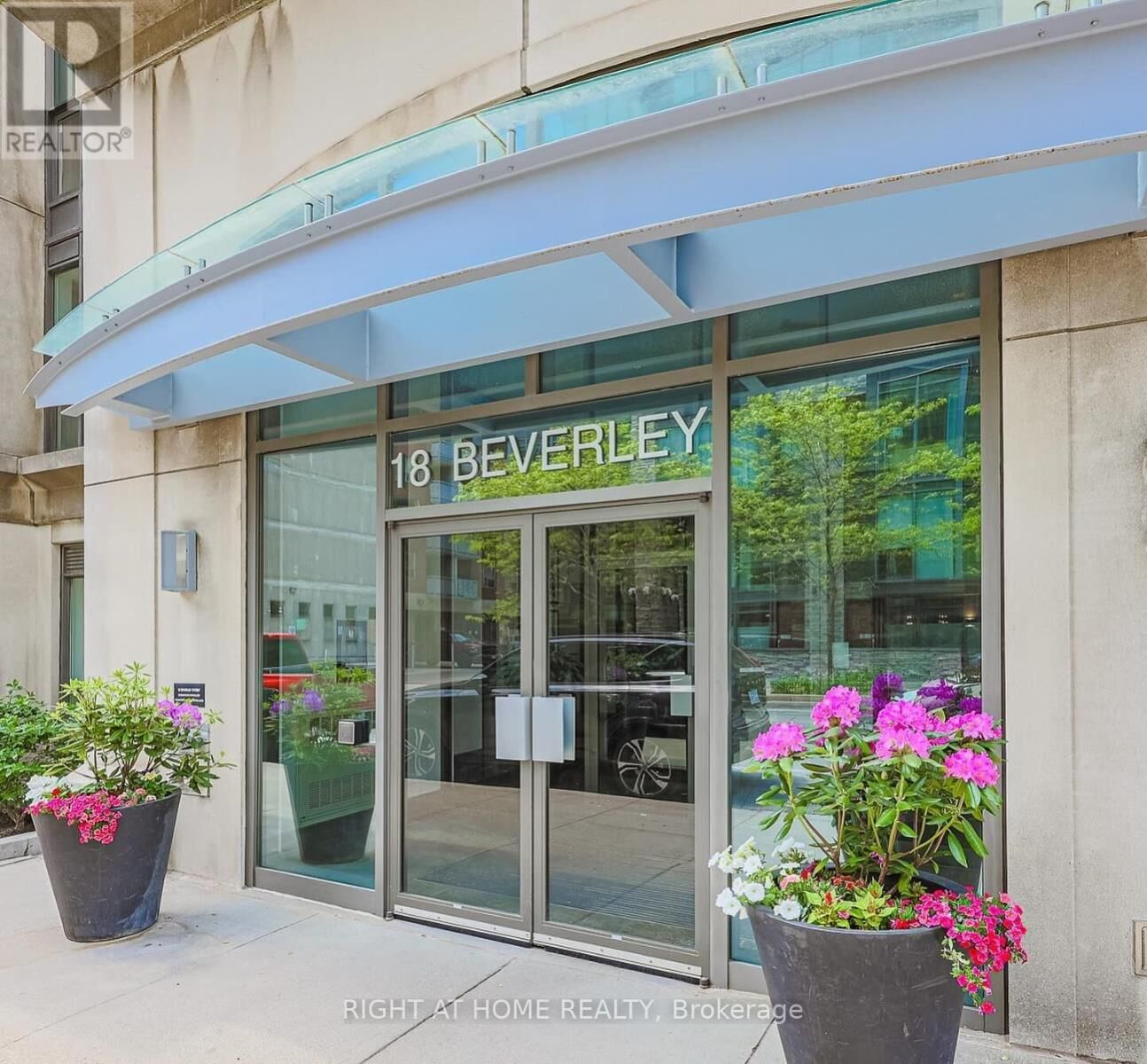 Property Photo:  18 Beverley Street 320  ON M5T 3L2 