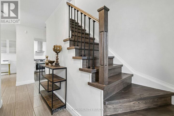 Property Photo:  201 Lloyd Avenue  ON L3Y 5L4 