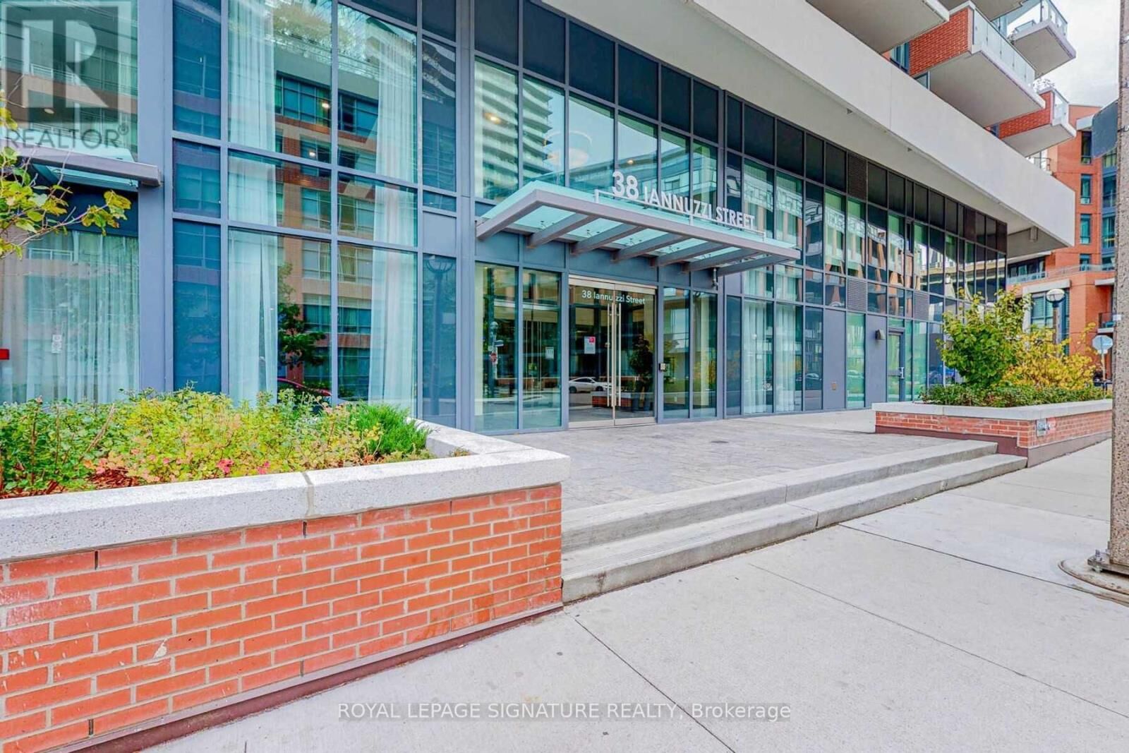 Property Photo:  38 Iannuzzi Street 810  ON M5V 0S2 