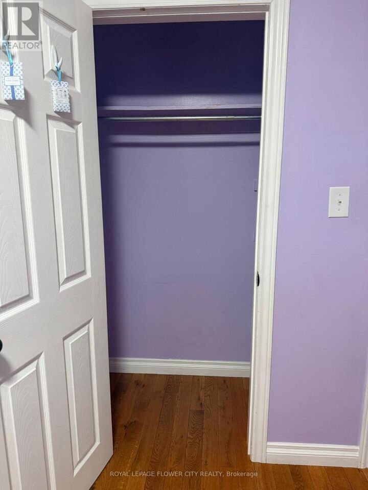 Property Photo:  3252 Flanagan Crescent  ON L5C 2M5 