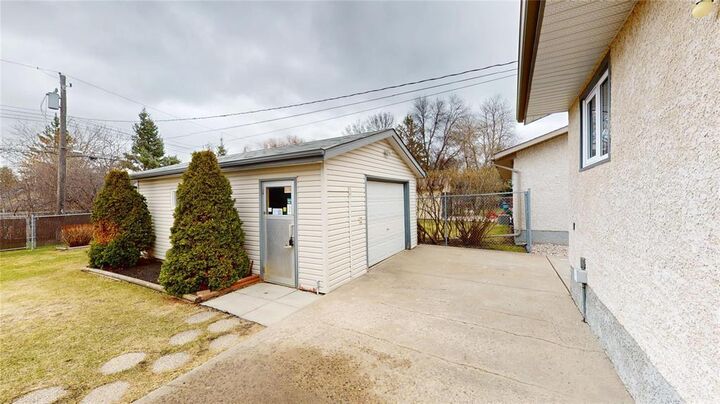 Property Photo:  727 Vaughan Avenue  MB R1A 2G3 