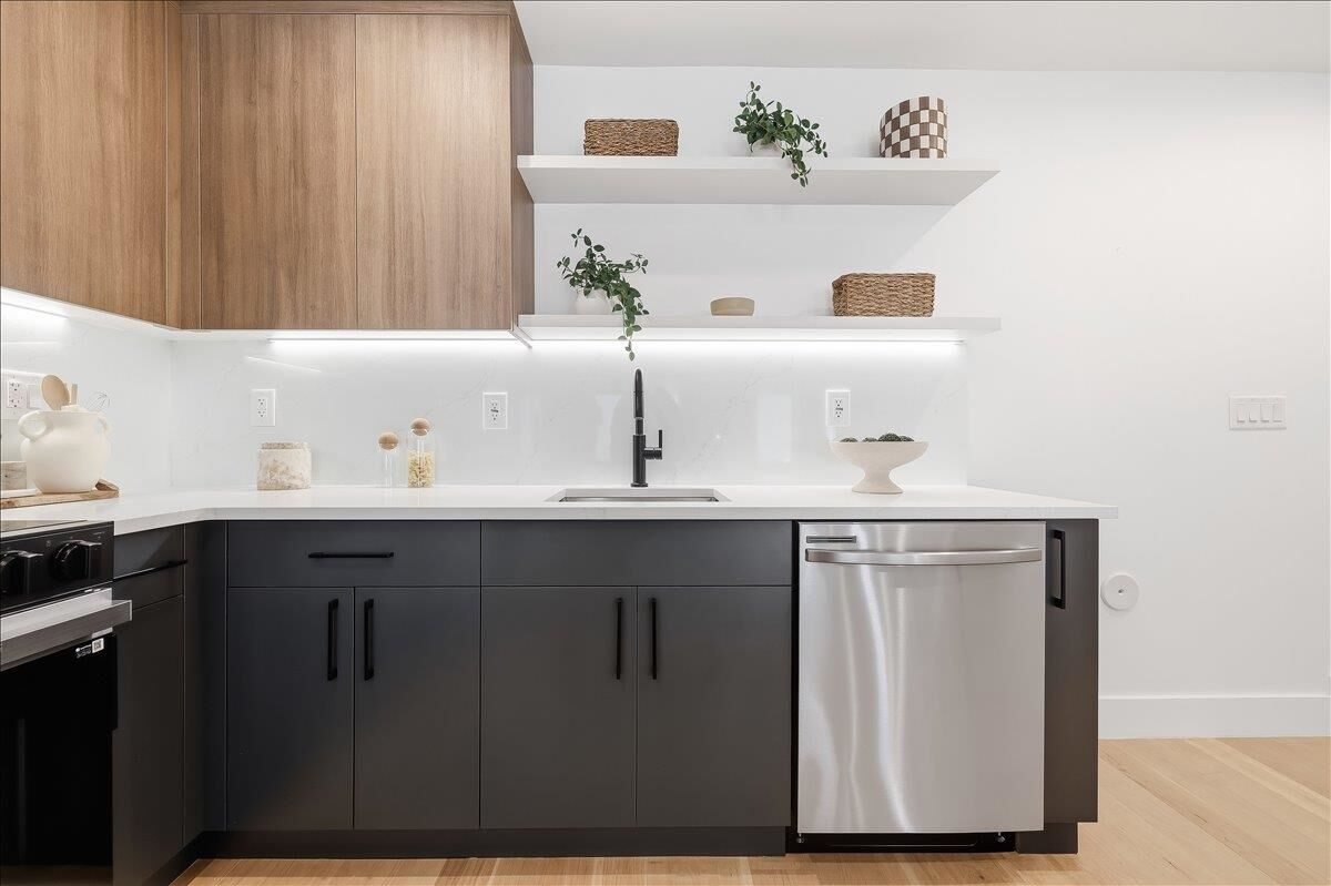 Property Photo:  105 Laidlaw Ave 4 (Carriage House)  NJ 07306 