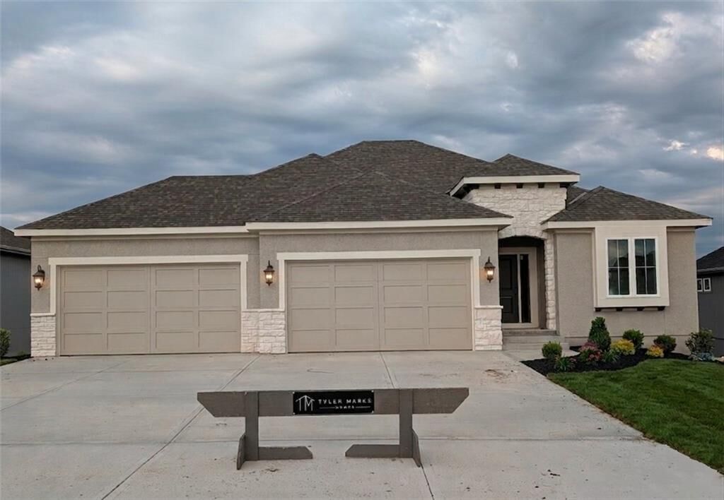 Property Photo: 16747 S Twilight Lane KS 66062
