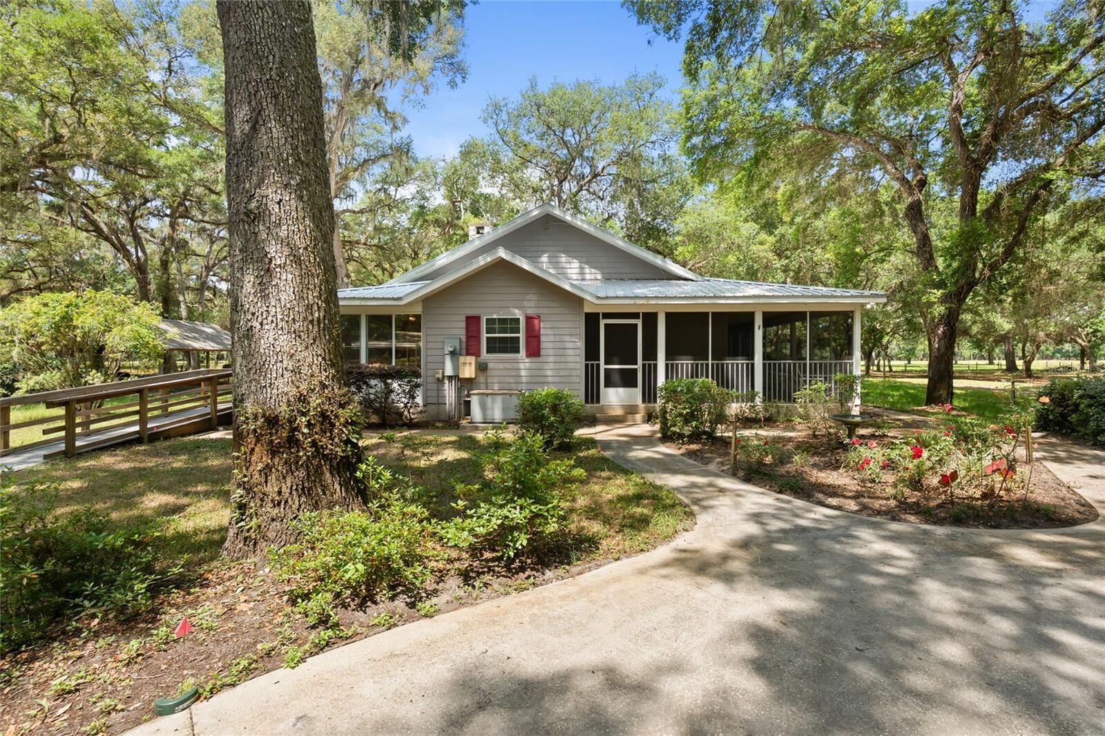 Property Photo: 1153 Cr 722 FL 33597