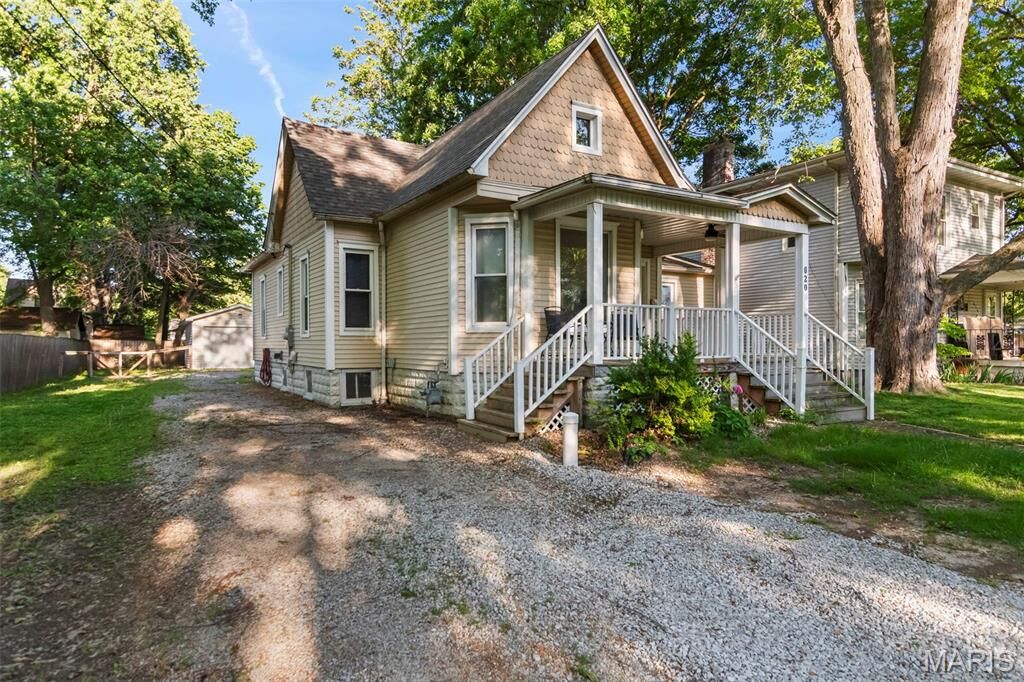 Property Photo:  620 N Walnut Street  IL 62056 