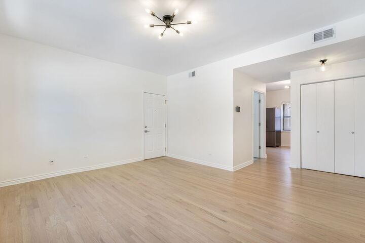 Property Photo: 39 N Paulina Street 1 IL 60612