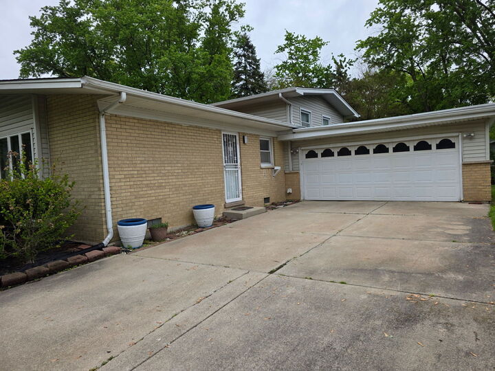 Property Photo:  