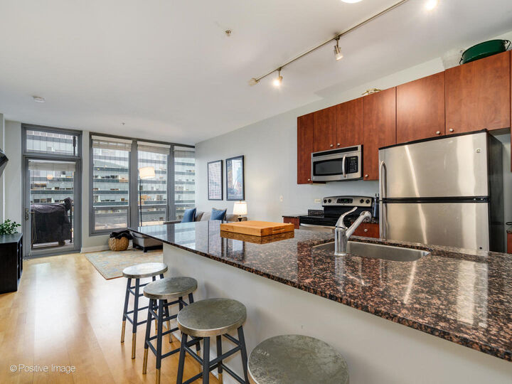 Property Photo:  565 W Quincy Street 1602  IL 60661 