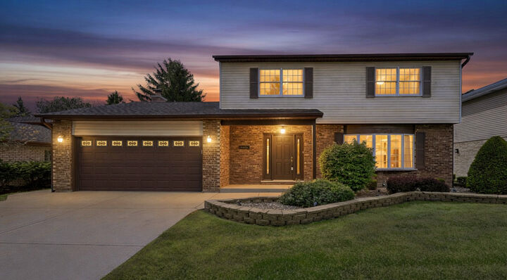 Property Photo:  909 W Surrey Road  IL 60101 
