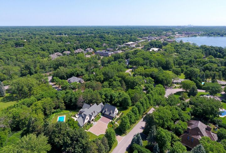 Property Photo:  325 Highcroft Lane  MN 55391 
