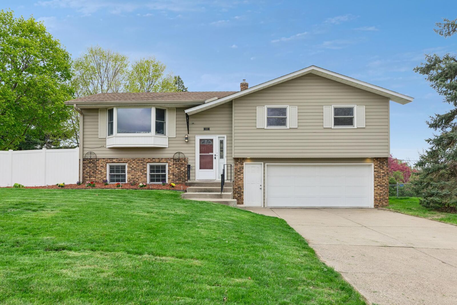 Property Photo:  631 Greenway Avenue N  MN 55128 