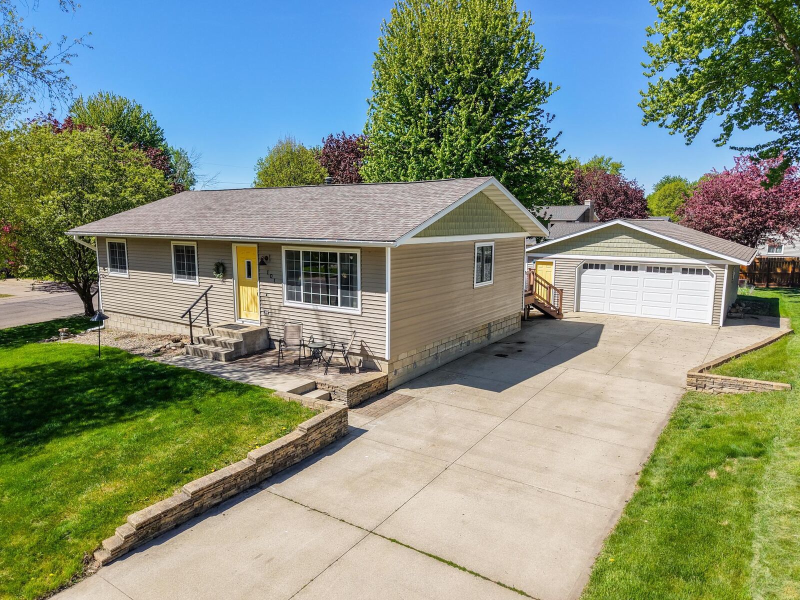 Property Photo:  101 7th Avenue NE  MN 55944 