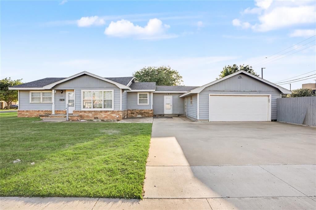Property Photo:  1221 Hickory Street  OK 73521 
