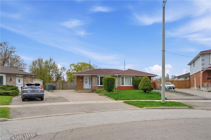 Property Photo:  418 Ginger Downs  ON L5A 3A7 